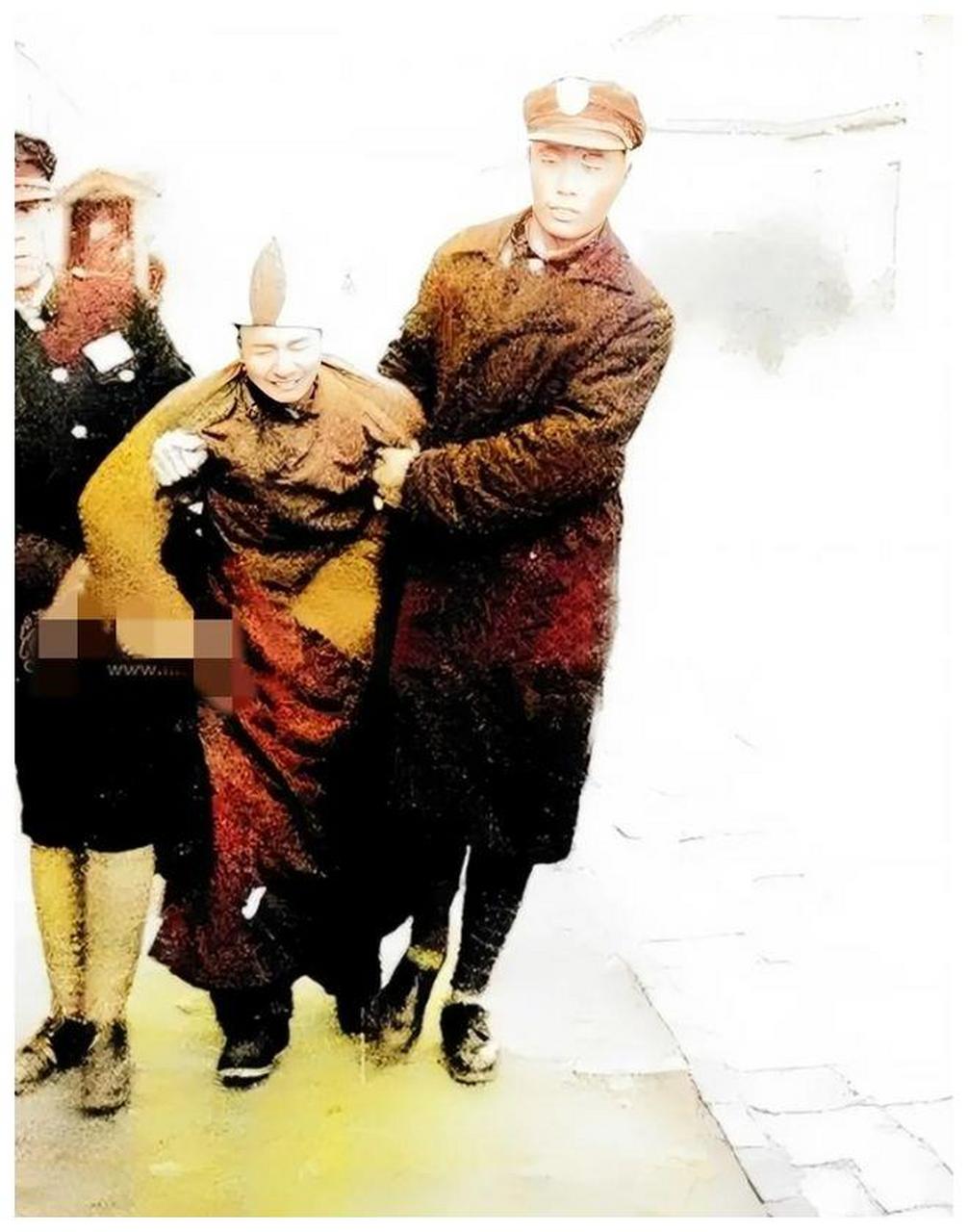 在1948年的南京老虎桥监狱,一位因为"杀父"罪名而被判死刑的囚犯,被带