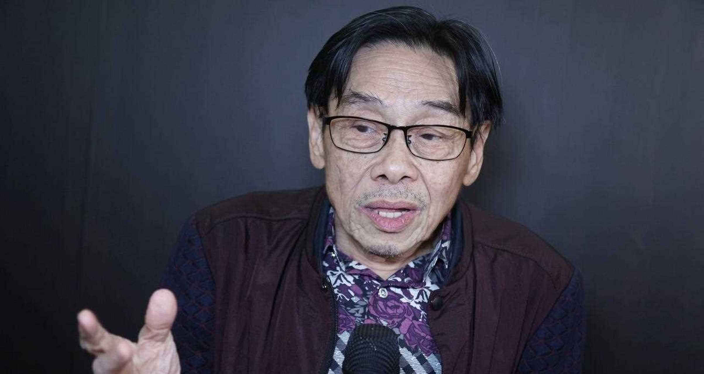 香港著名男星泰迪罗宾的照片,他今年都已经77岁还是老当益壮