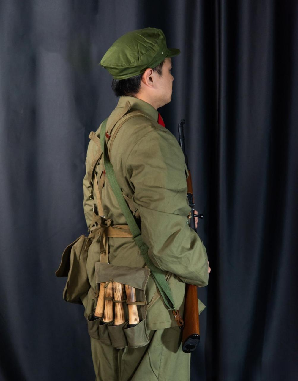 我国台湾省军迷再穿65式军服,拿的枪居然是63式自动步枪?难得.