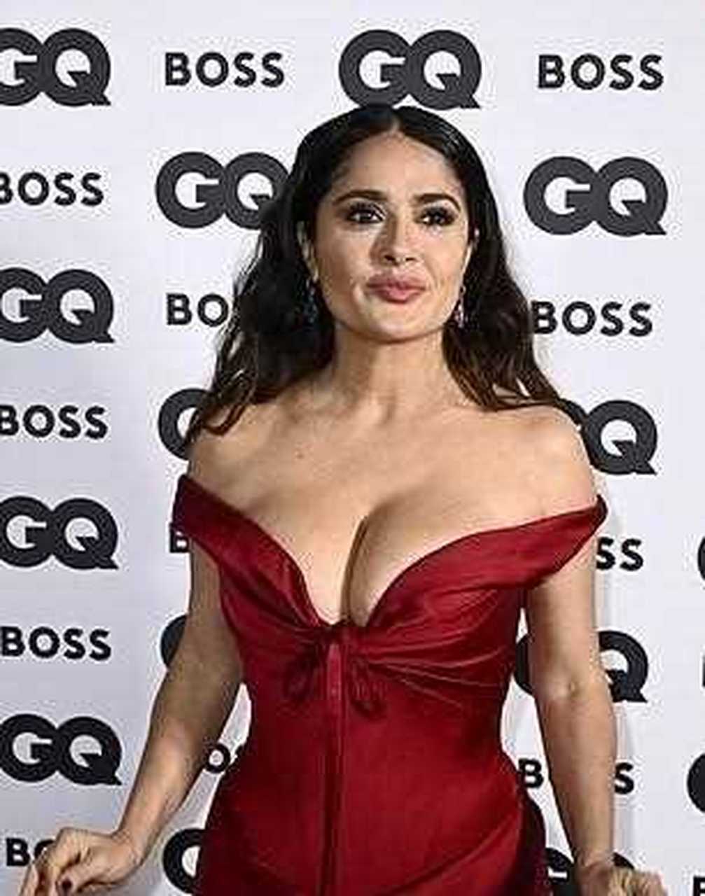 "墨西哥第一美人"萨尔玛·海耶克(salma hayek)也是拼了,这位 56 岁的