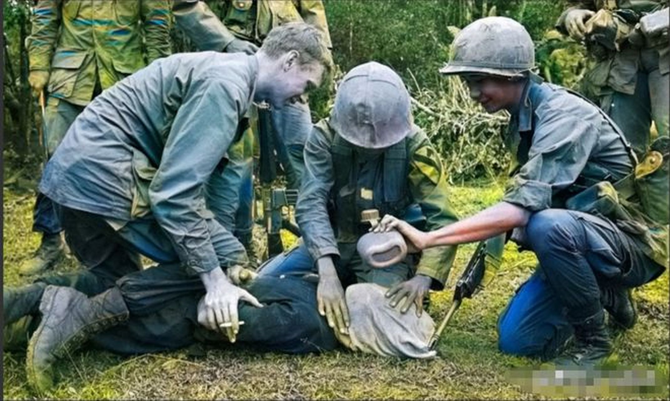 越南战争期间,一组令人震惊的图片显示了美军士兵虐待战俘的可怕场景.