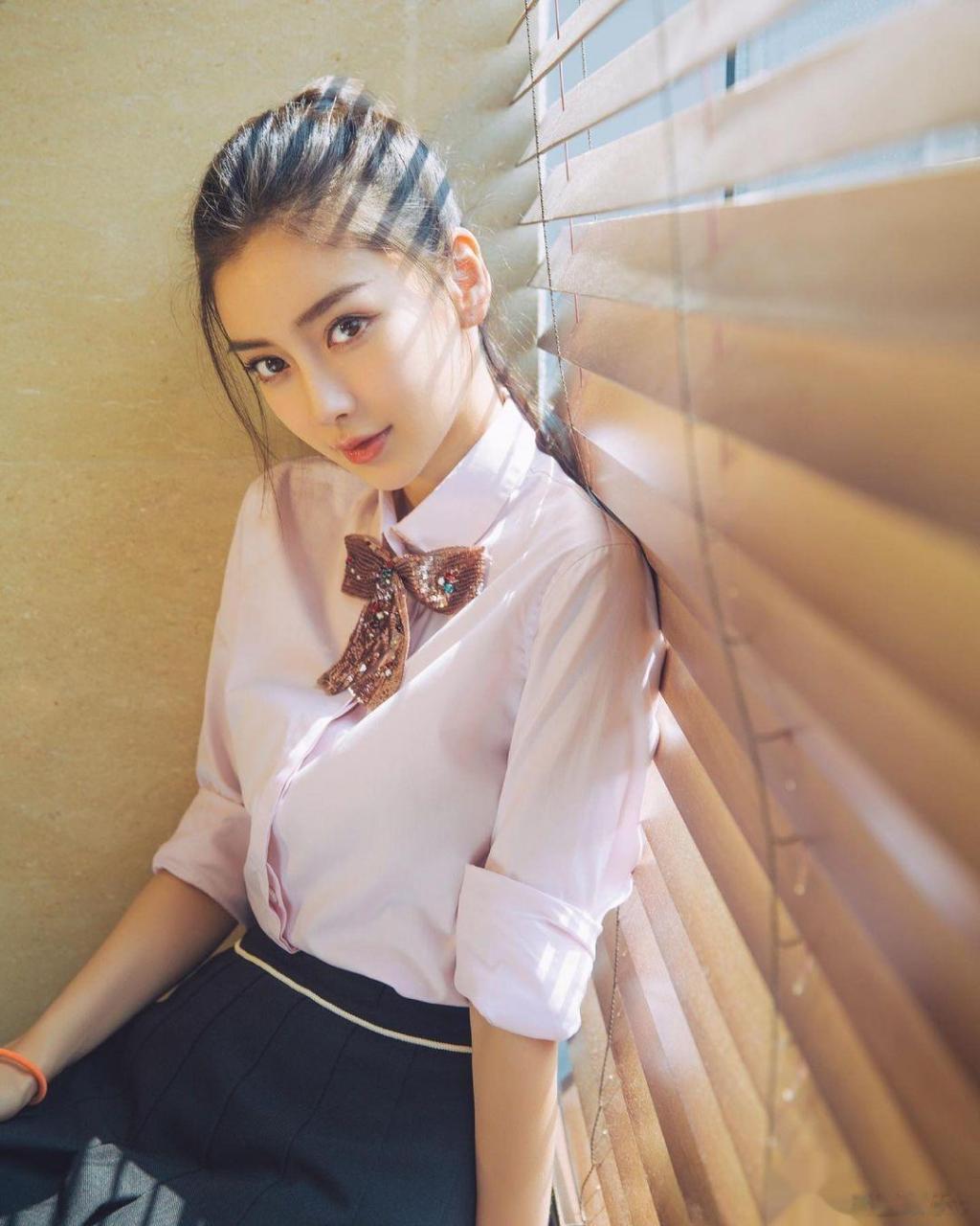 angelababy# 马尾配衬衣少女感爆棚!