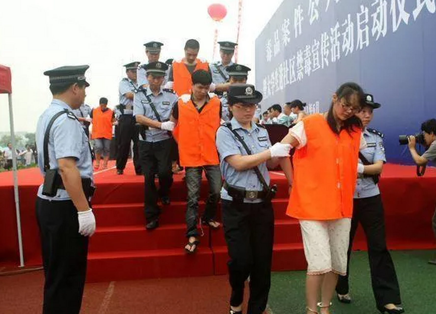犯罪嫌疑人关进看守所,除了重犯之外,基本不会戴脚镣.