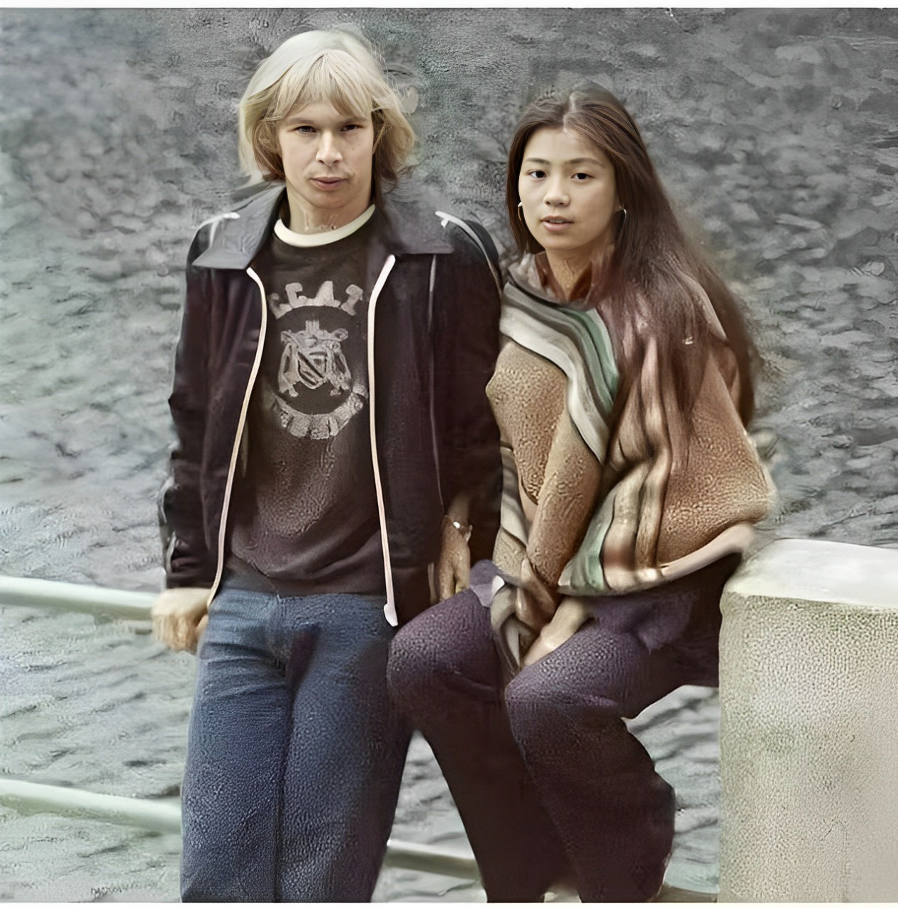 然而,翁美玲的母亲不希望他的女儿嫁给一个金发碧眼的外国家伙.