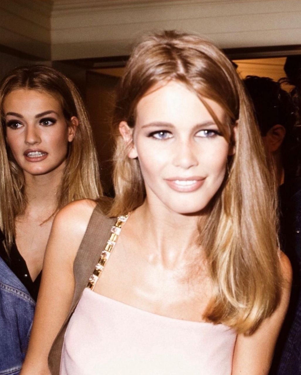 超模"雪花娘娘"真是甜美少女系的代名词,穿上粉色吊带裙的她温柔又