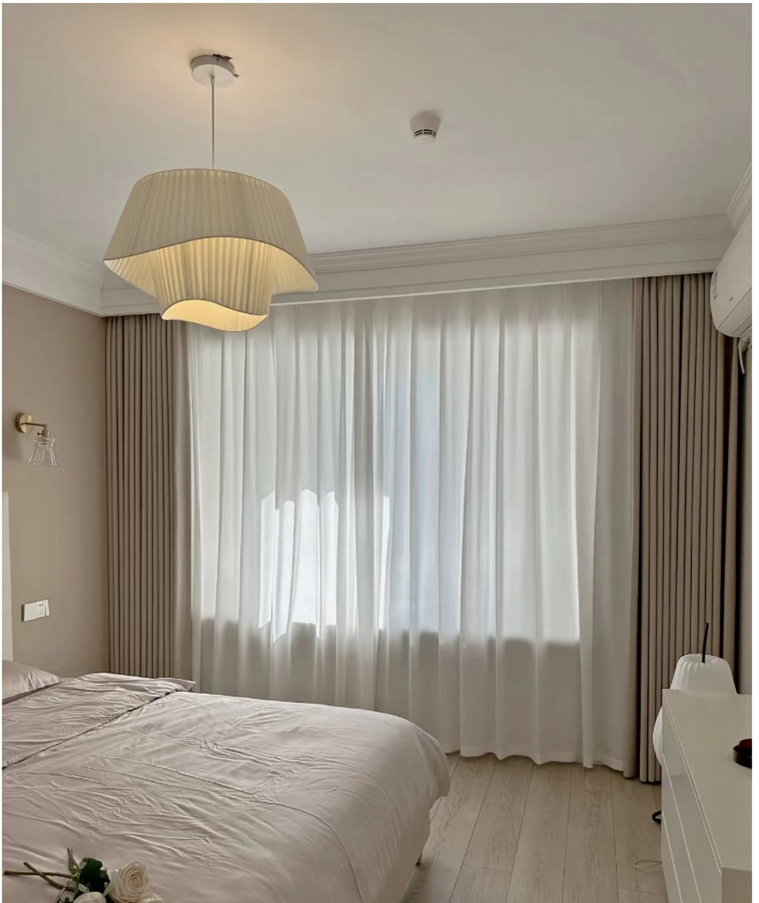 给人温暖感觉的窗帘,奶咖色显得慵懶之极,飘窗简单装了一层素锦纱