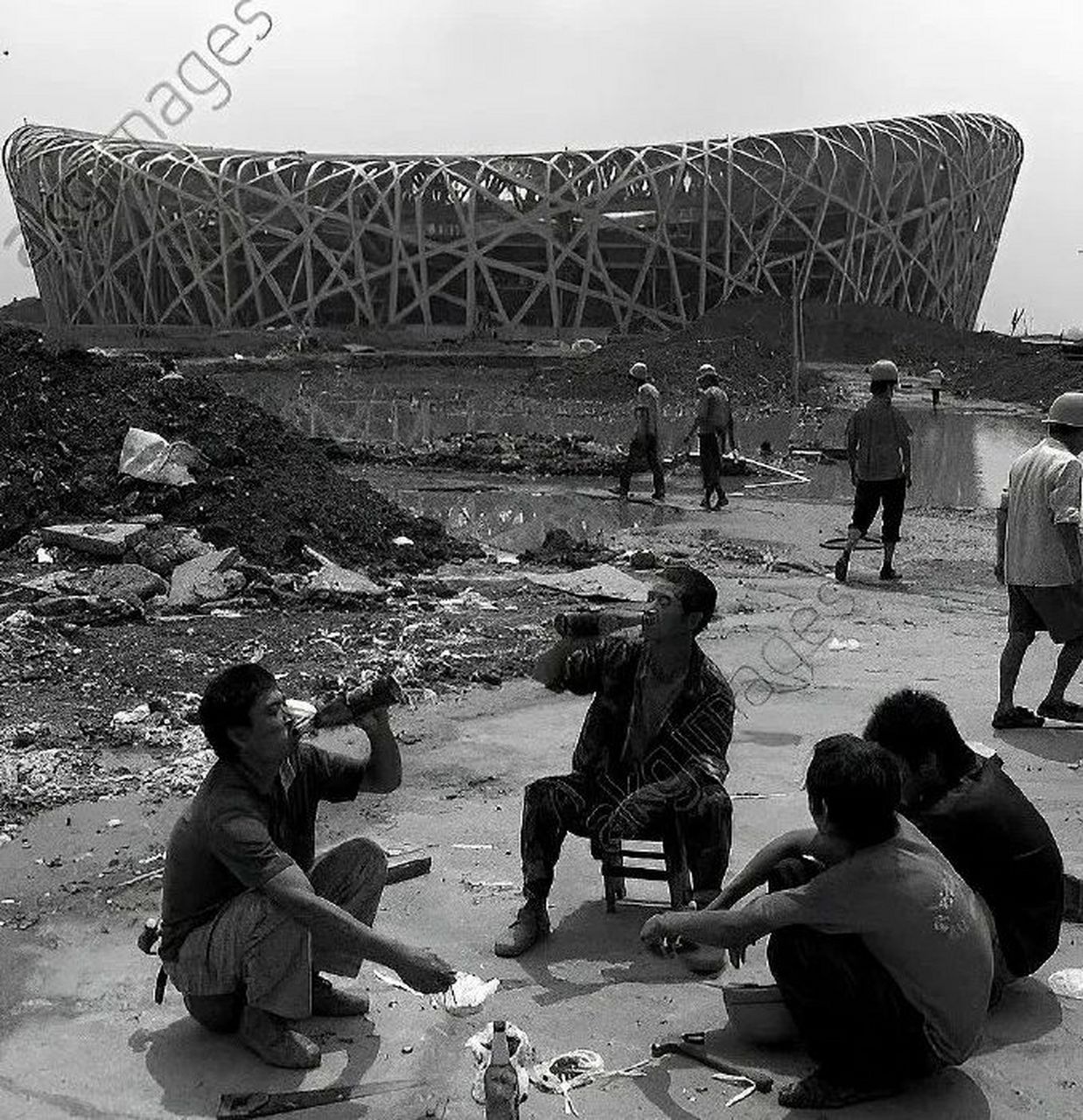 2006年北京,几位建筑工人在还没竣工的鸟巢前享受悠闲的下午茶