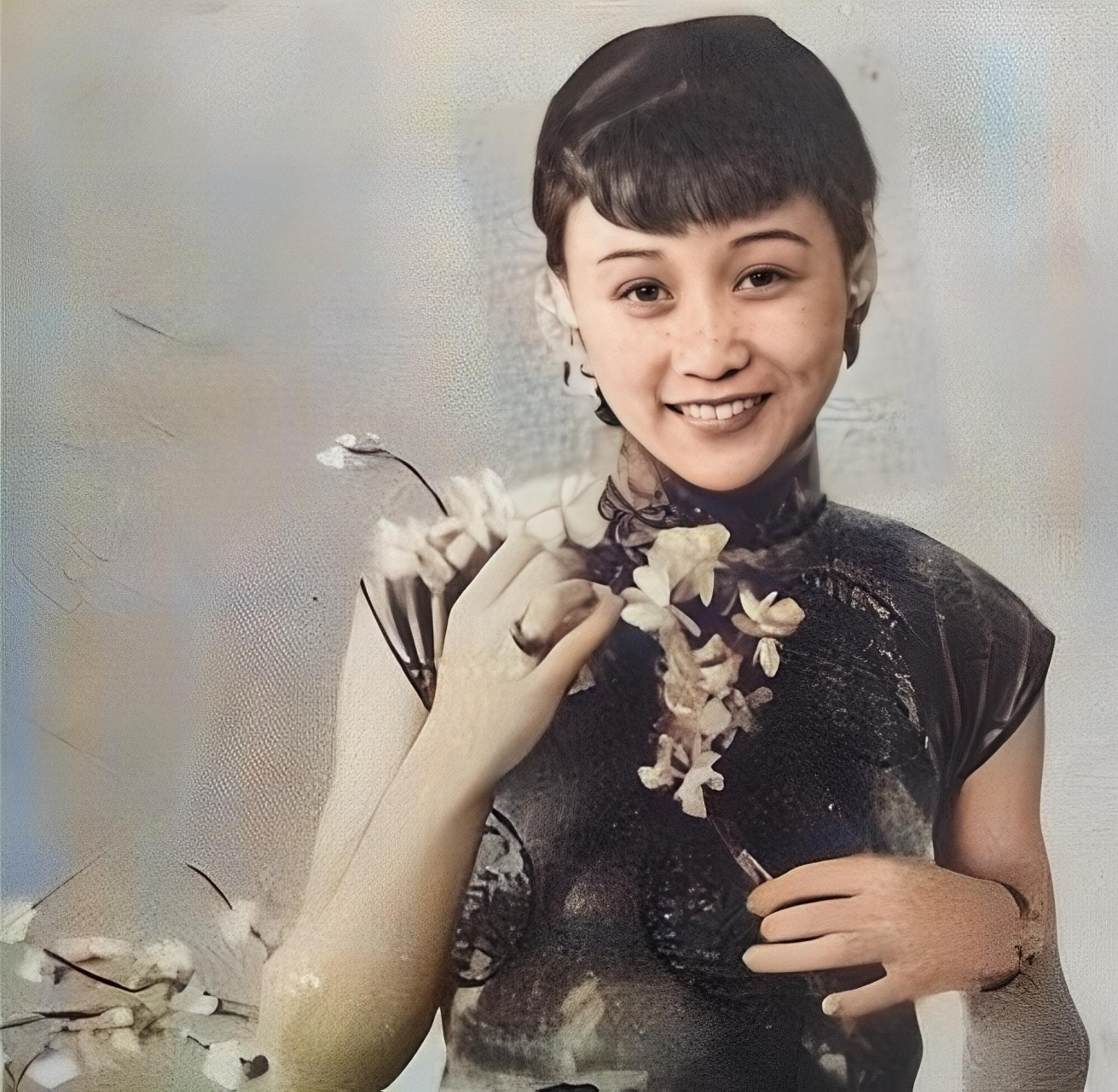 "在他们的新婚之夜,曹士岳愤怒地指着他的新娘袁祜祯咒骂.