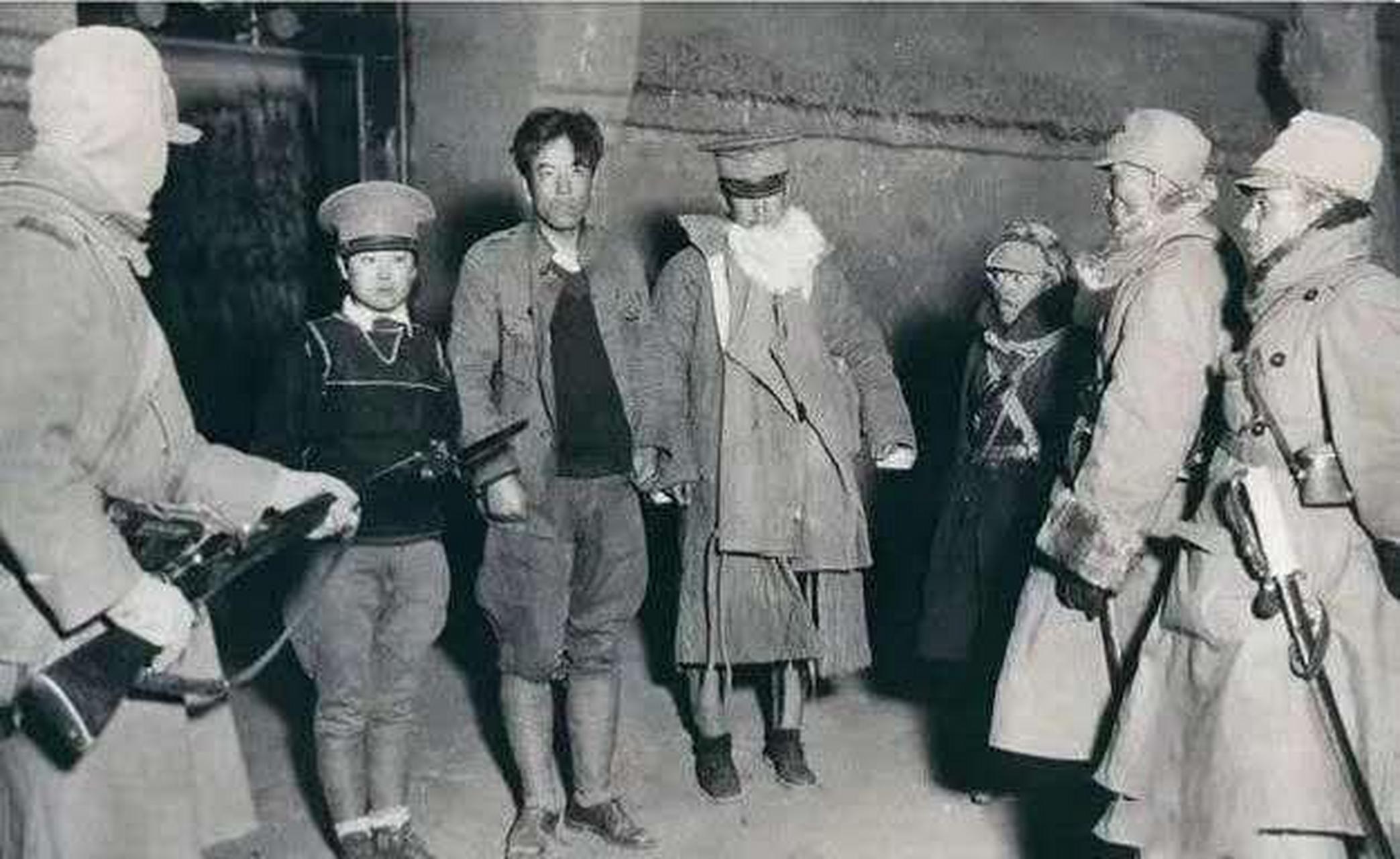 被日军俘虏的东北义勇军抗日英雄杨淑珍(女18岁) 杨威德(男)周紫珊(女