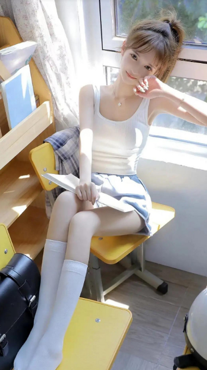 满足宅男愿望--又清纯,又靓丽,又肤白貌美大长腿