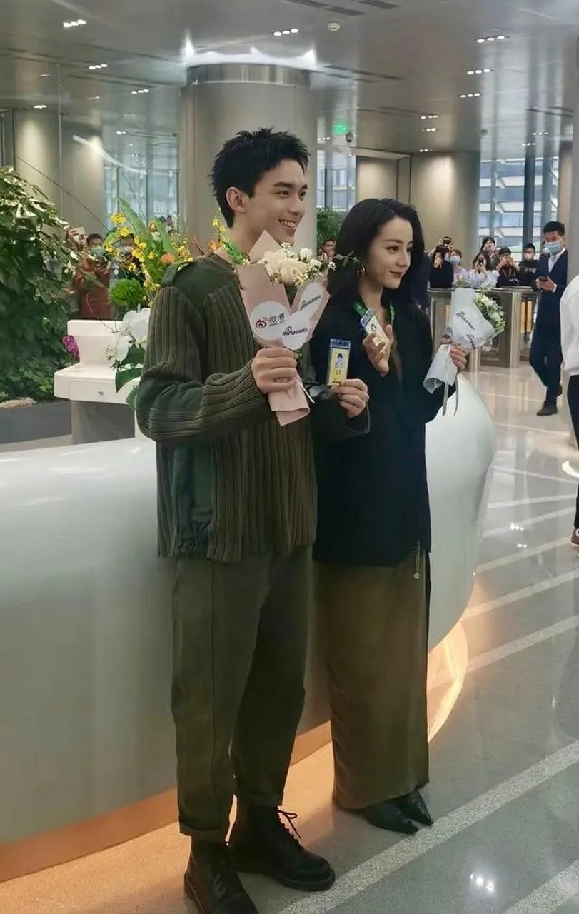 迪丽热巴吴磊同框,穿情侣装做客直播活动,男帅女美配一脸!