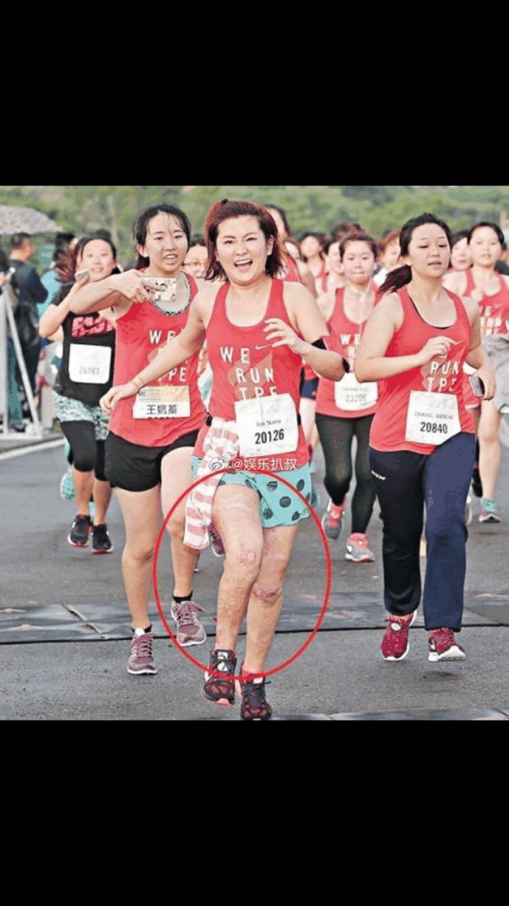 gif创作人# selina素颜在街边吃豆花显凄凉,脚踝大