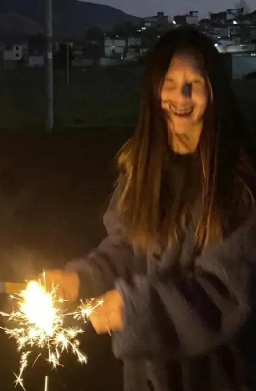 大哥认真点,咱大半夜出来是为女朋友拍美照的,不是出来拍阿飘的