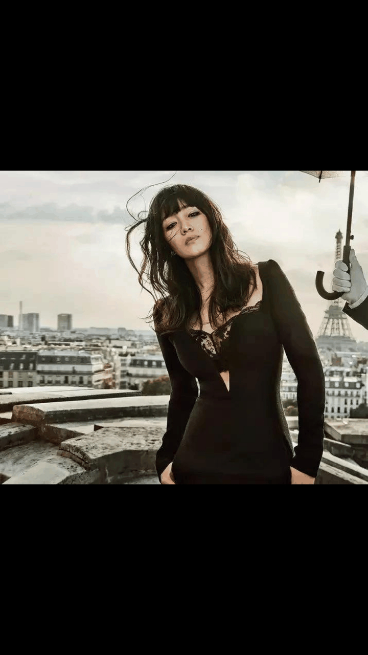 巩俐穿黑色蕾丝内衣,软萌齐刘海,微卷长发随风摆动,一双浓浓的大眼睛