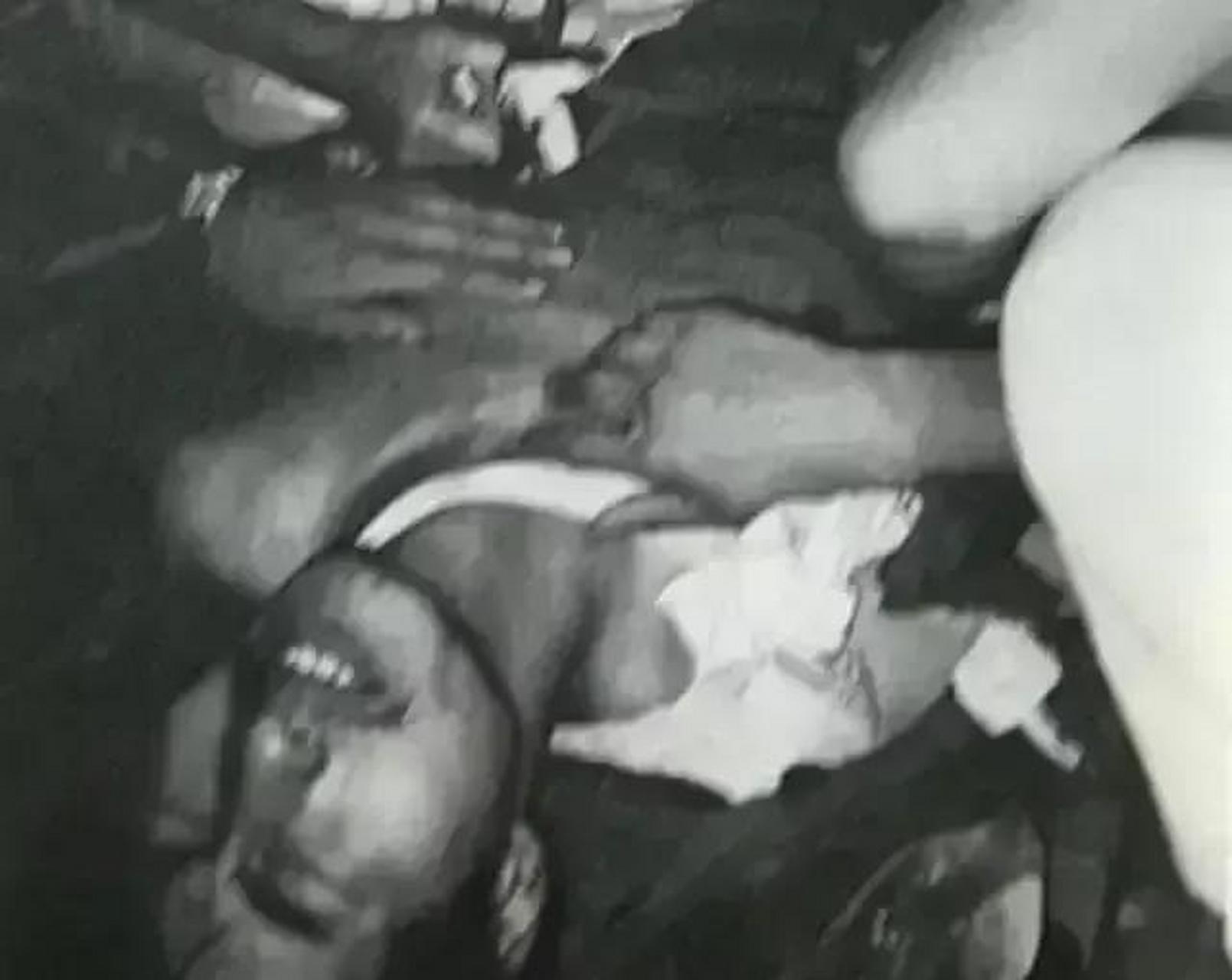 领动计划# #军营里的故事#  战地记者王红以照像机作为武器和用鲜血