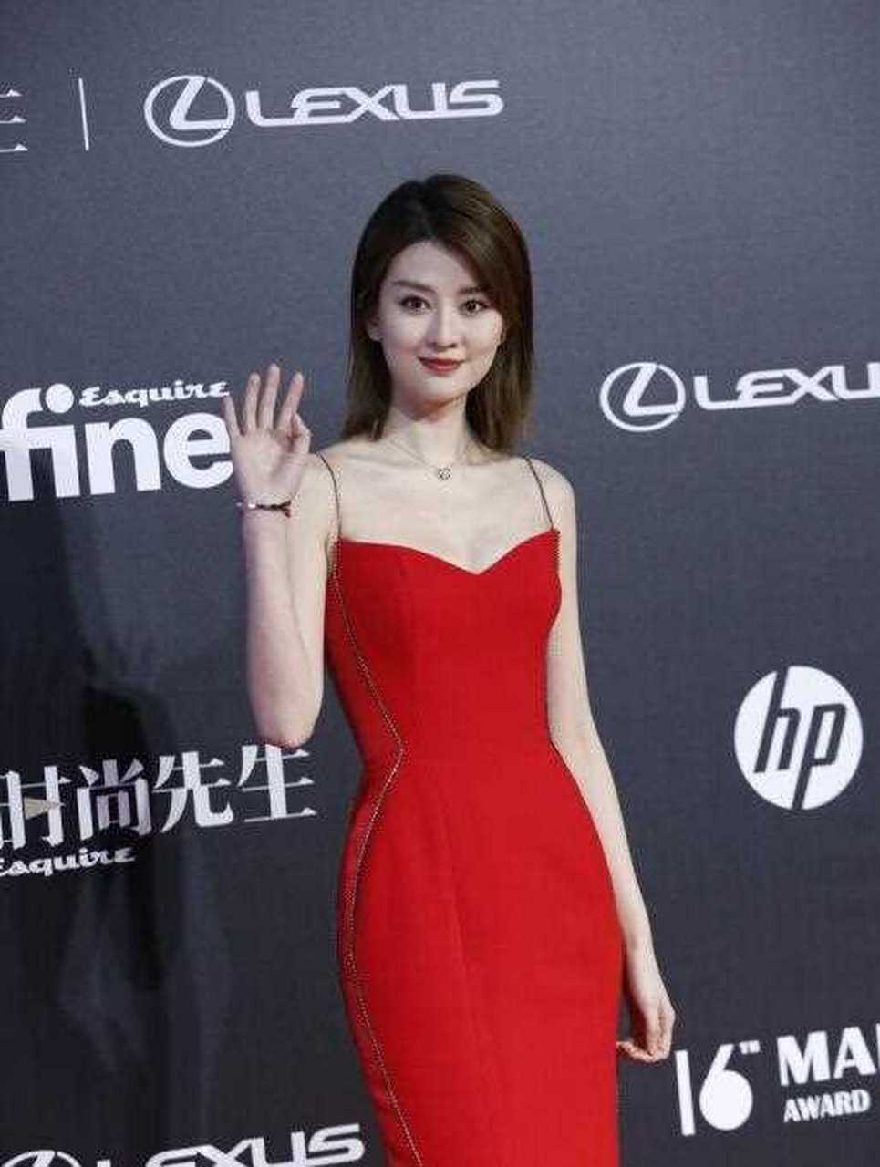 乔欣穿红色吊带裙装展示s型曲线,露背装看着风情万种.