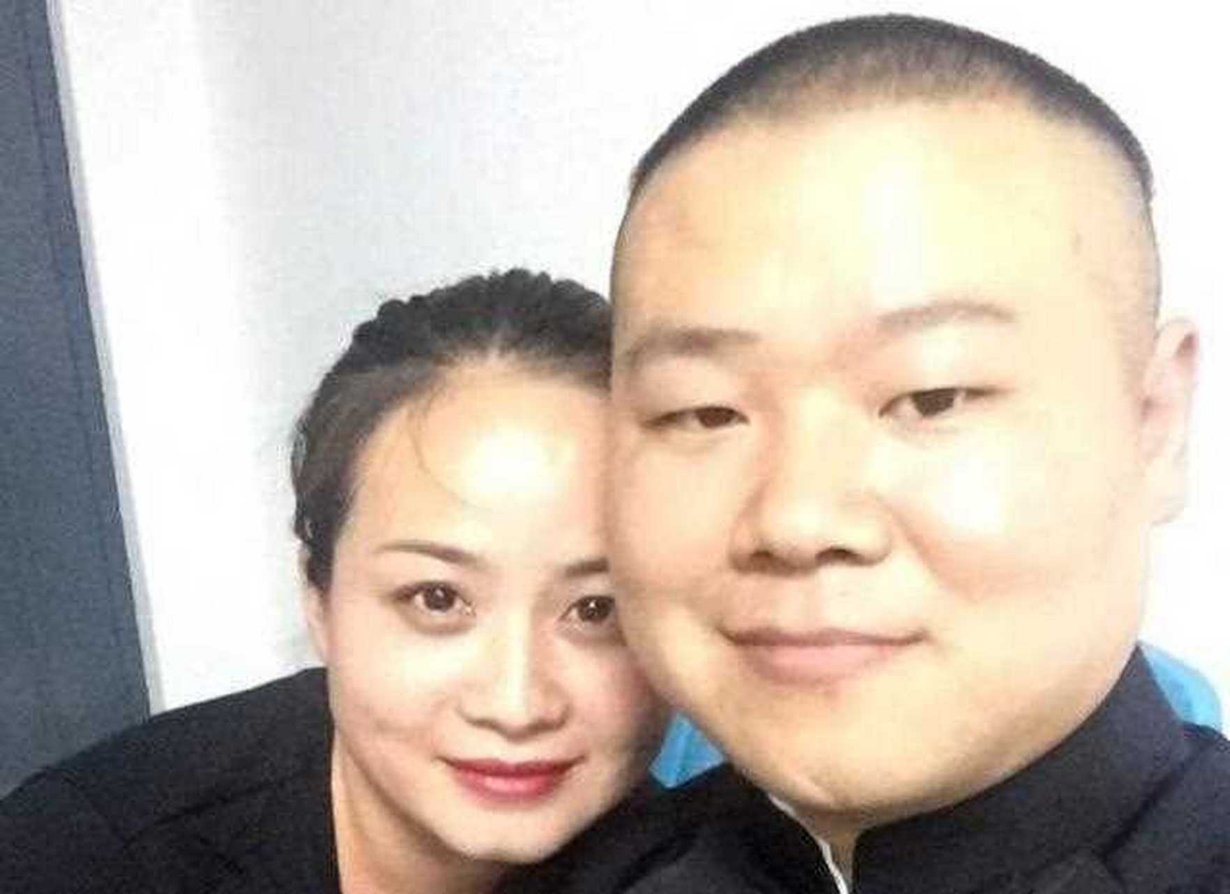 岳云鹏妻子郑敏是某医院的一名护士,出生在一个知识分子家庭.