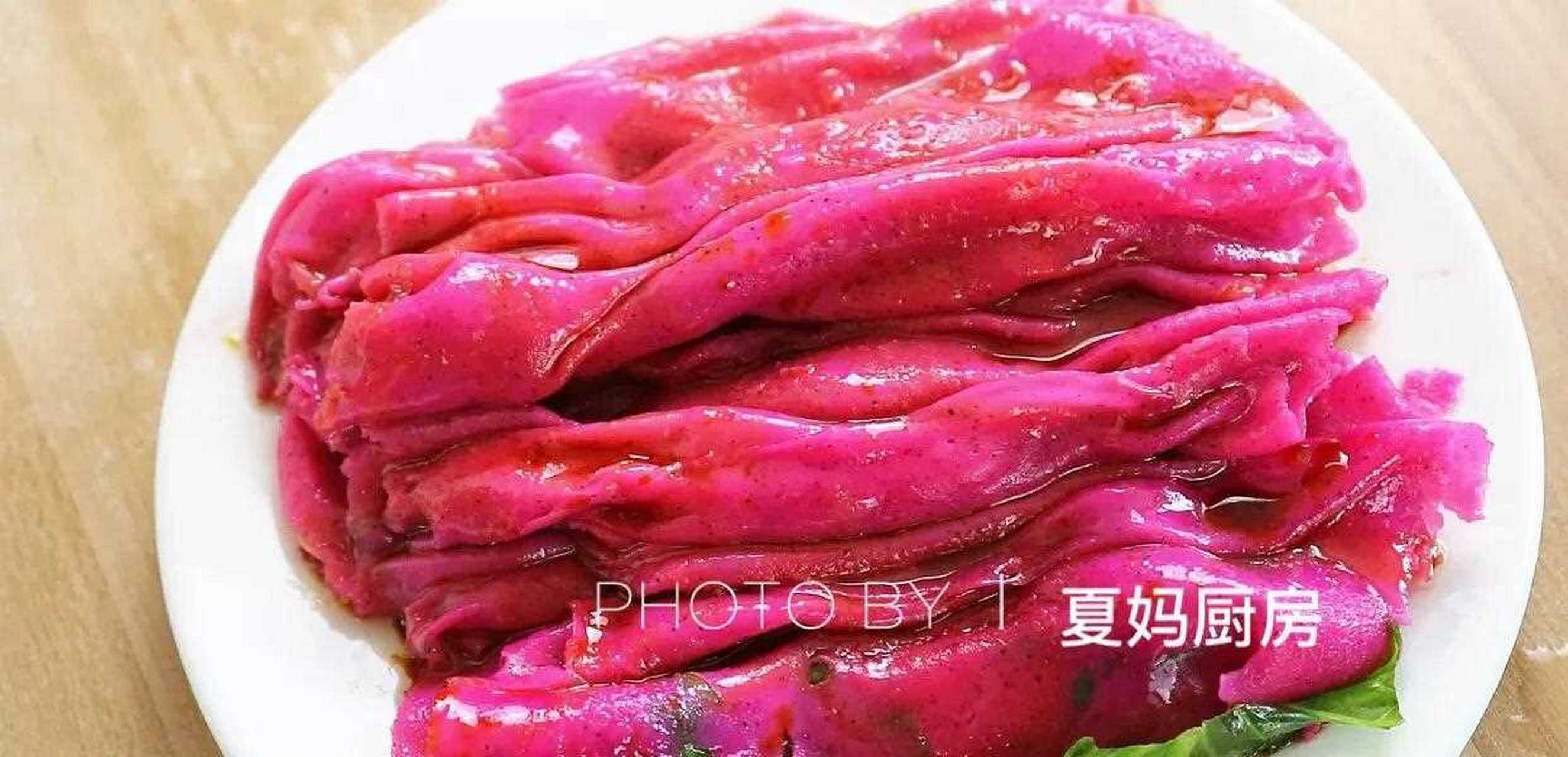 大家好,我是妈厨房中的妈,今天分享了一款火龙果肠粉的制作方法,属于