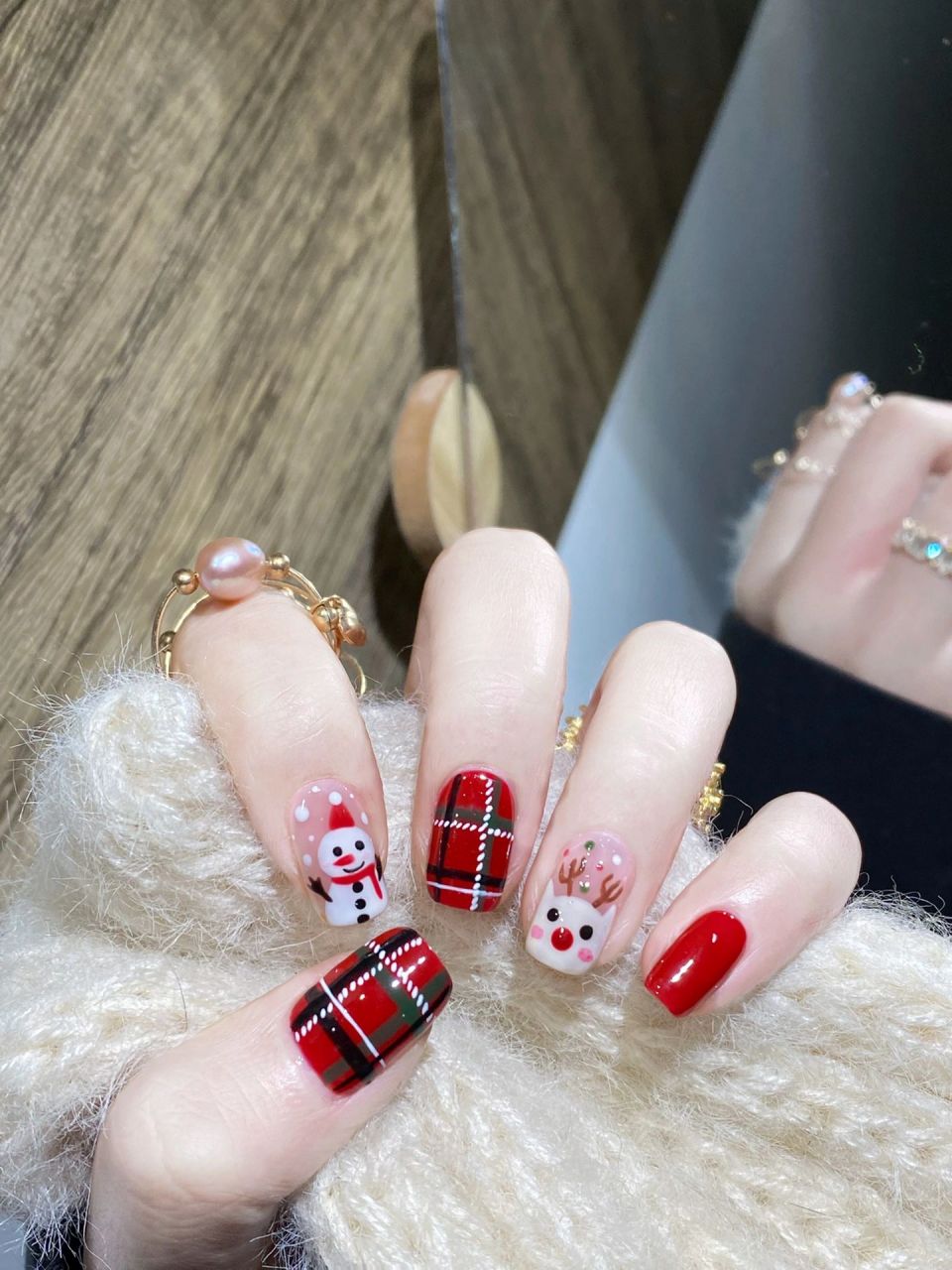 圣诞跨新年美甲手绘雪人麋鹿美甲教程～	 今天给大家带来一款超级显白