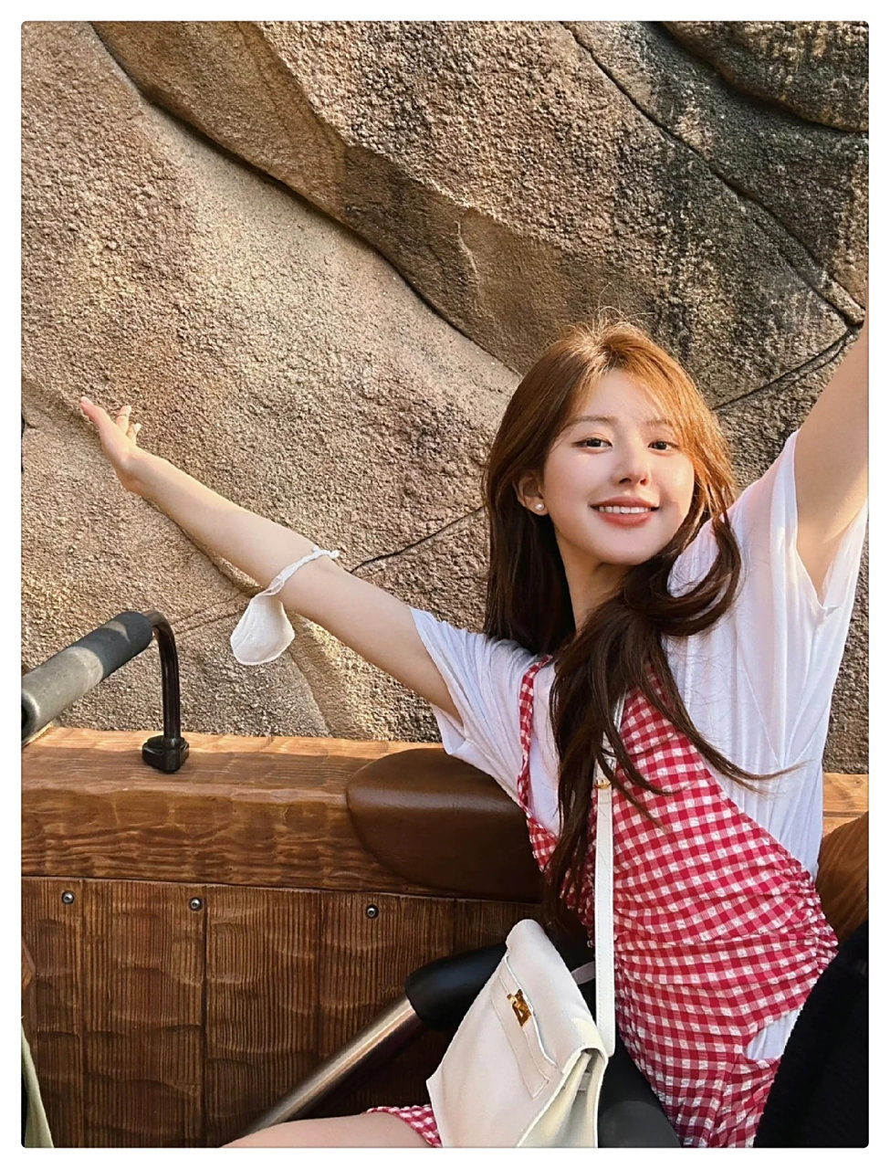 看着赵露思玩得如此开心,不禁为她的归来而感到高兴. #天选时尚人