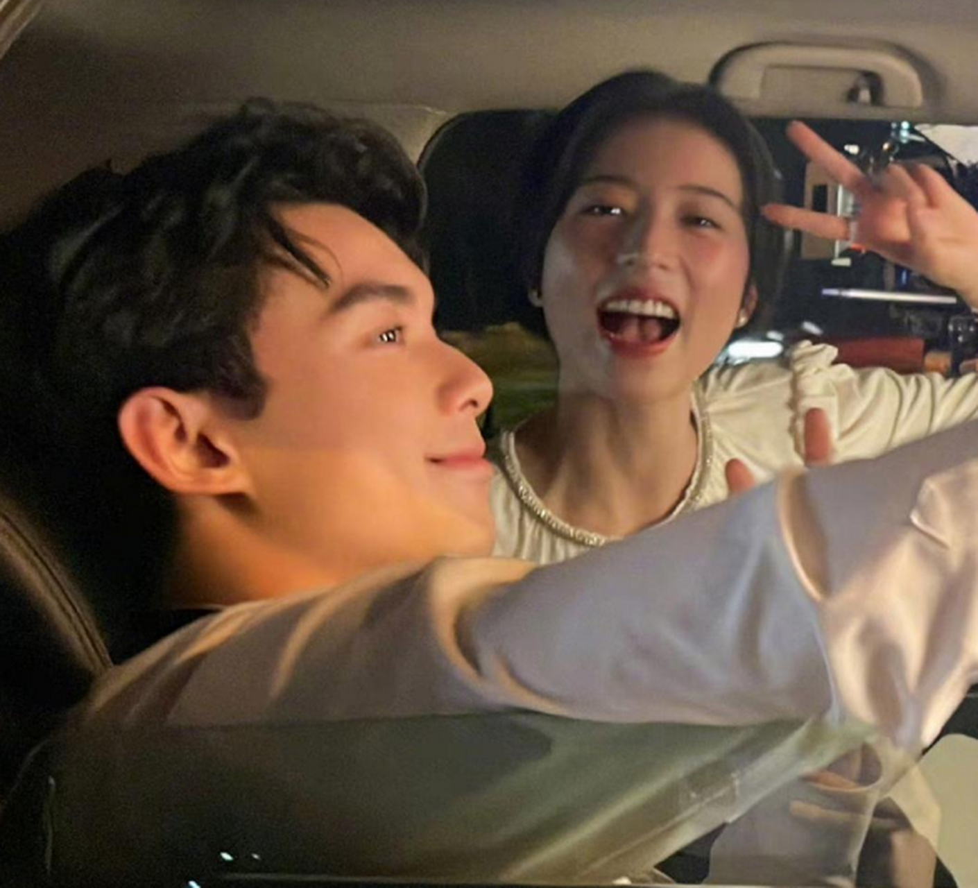 吴磊晒他和周雨彤拍戏剧照,男友力十足,气质太苏了.