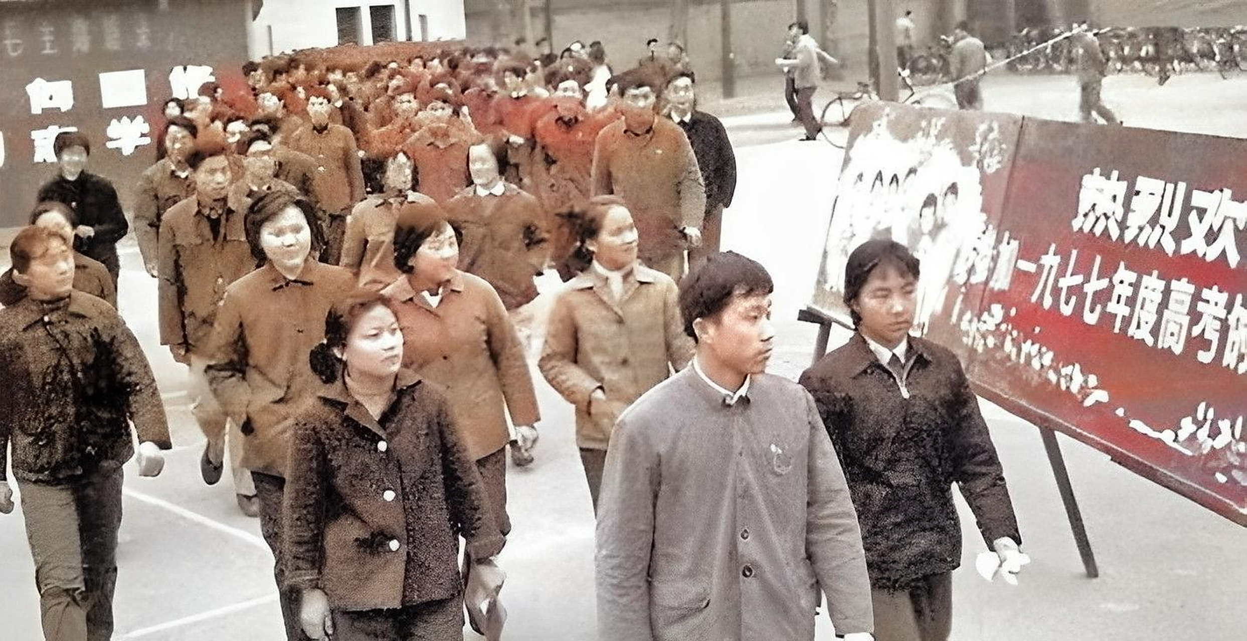 1977年,中断了十年的高考恢复. 图1为考生参加高考的照片.