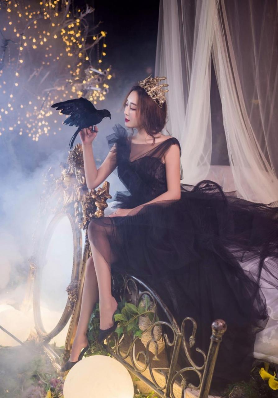 气质美女黑纱露背连衣裙时尚写真