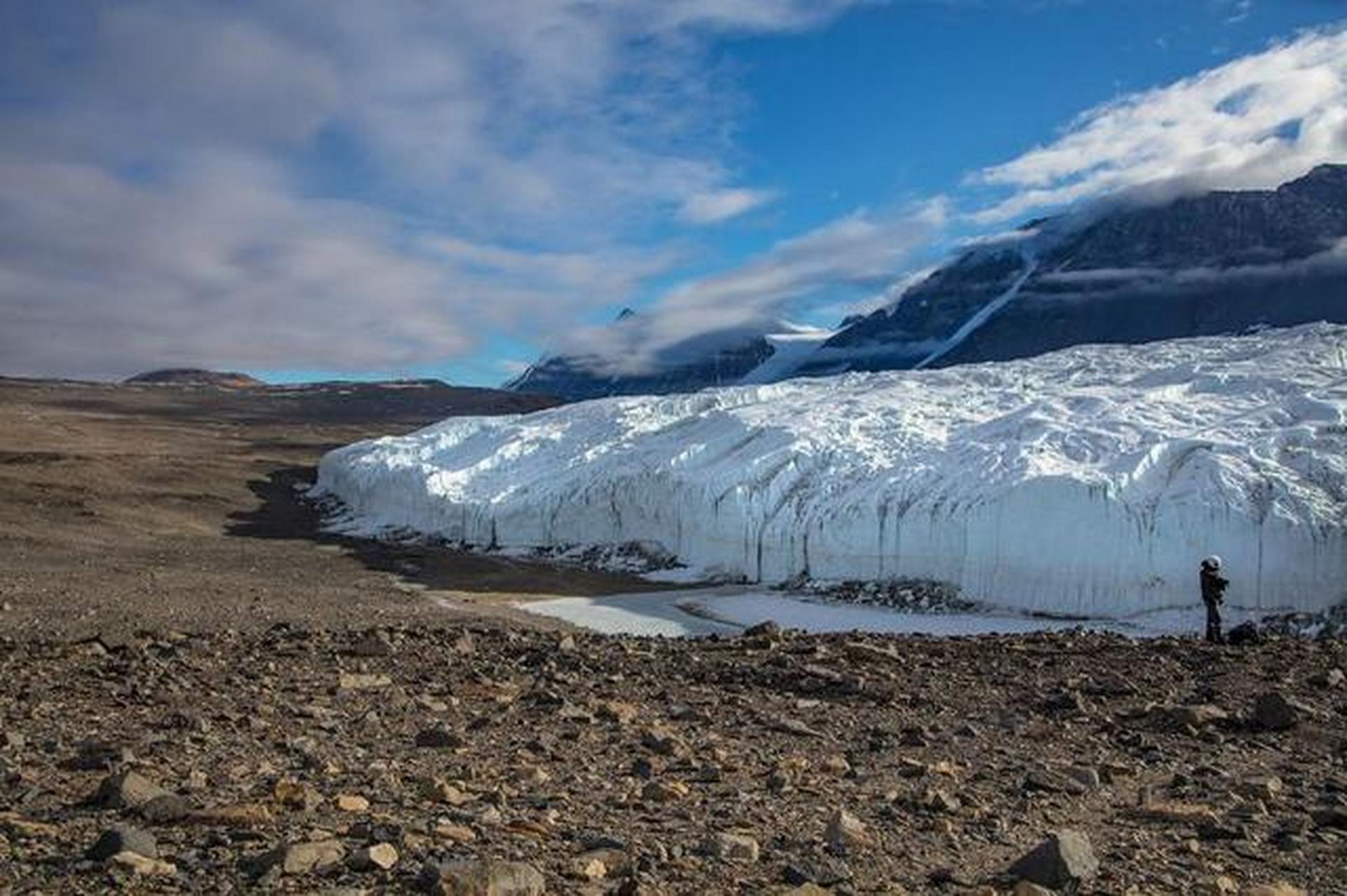 南极"无雪干谷" 南极洲被誉为地球上最寒冷的地方,覆盖着厚厚的冰雪