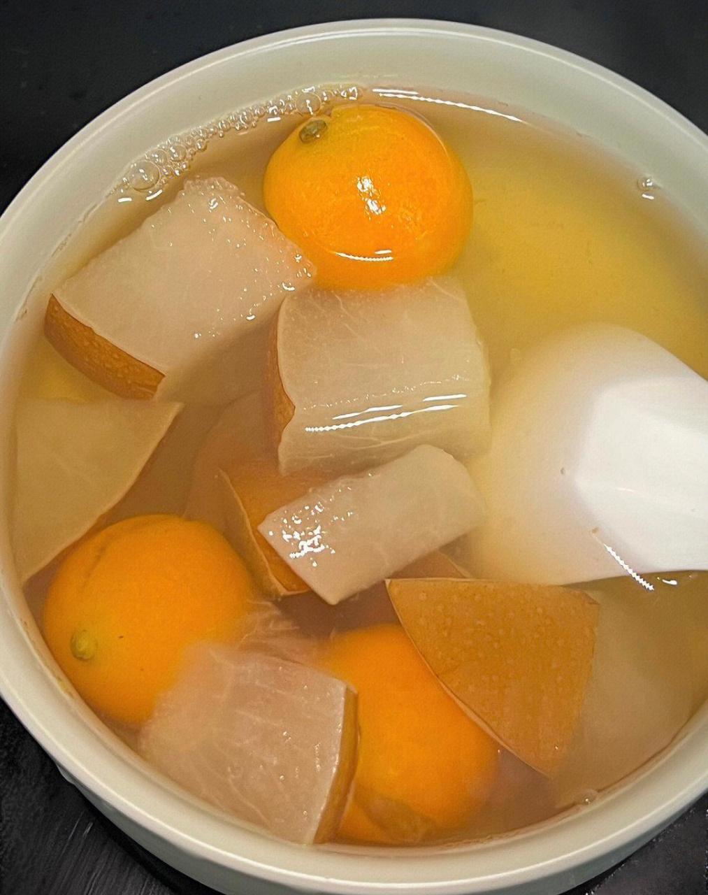 清甜滋补润肺糖水|雪梨金桔汤03宝子们～冬天总是很干燥总感觉嗓子