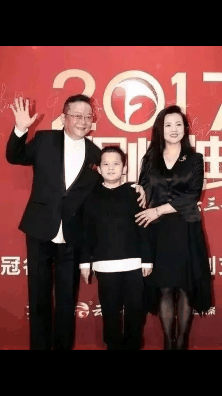 73岁王刚不简单,即是国家一级演员,又是著名的主持人,还是珠宝收藏家