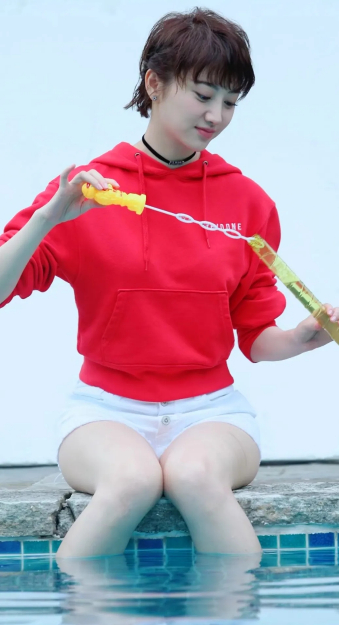 景甜,皮肤白皙,坐在泳池吹泡泡可爱中散发着美丽,笑容甜美,眼睛好漂亮