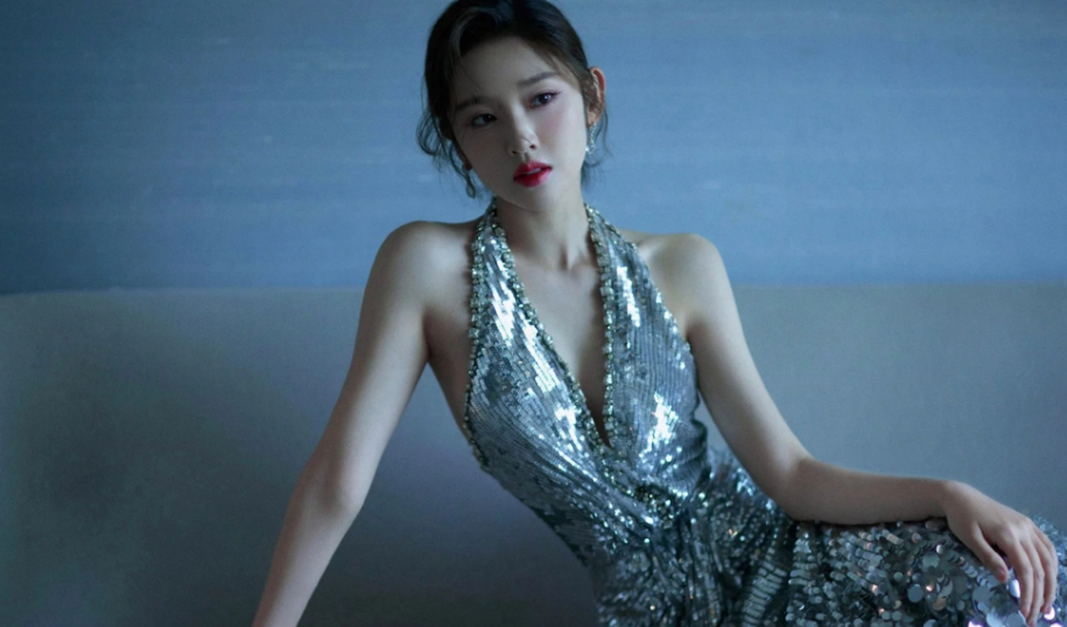 唐艺昕的身材在娱乐圈属于什么水平?银色露背礼服,性感女神