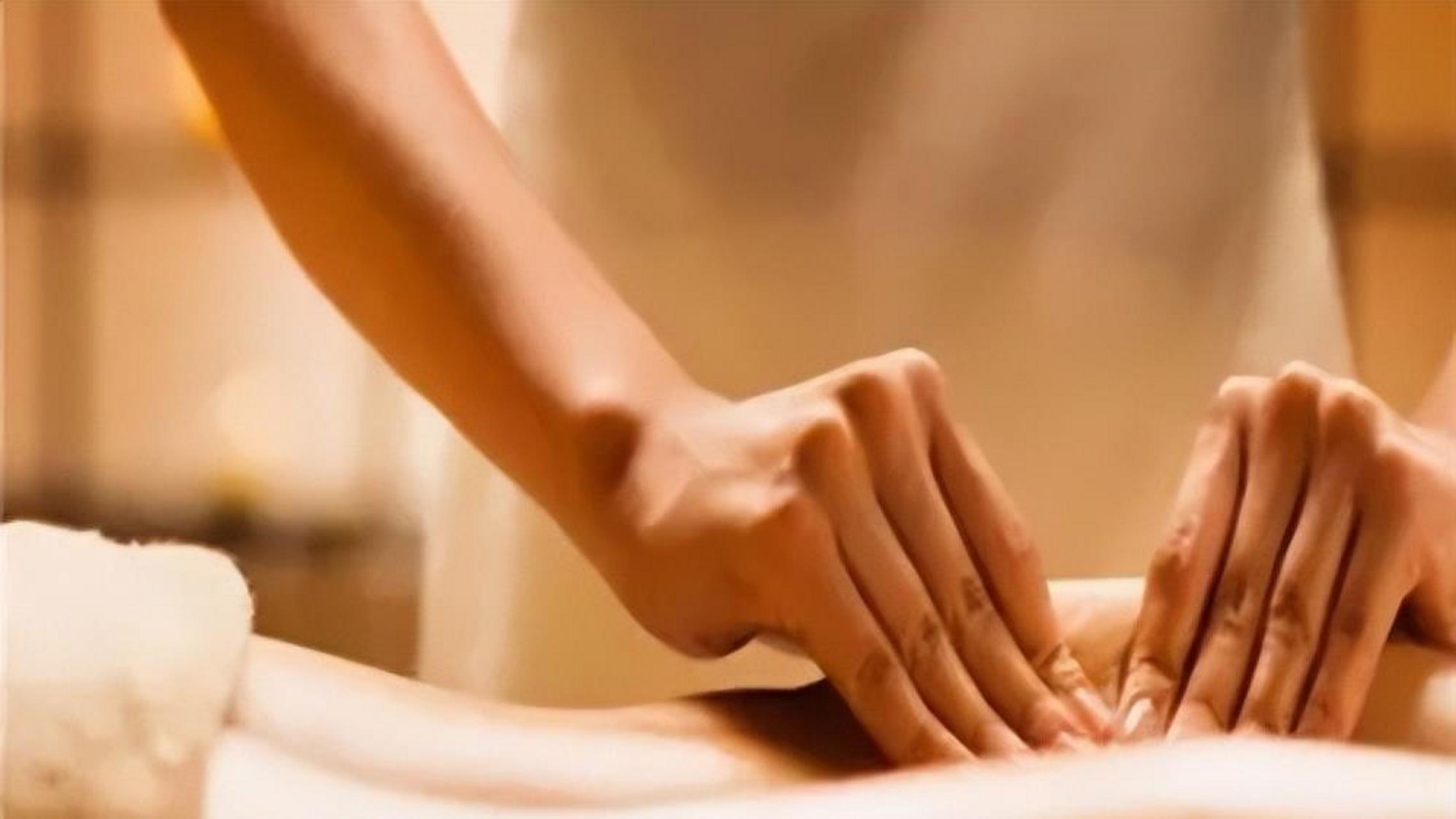 安徽,女子全裸在按摩店做spa,突然闯入一个40多岁的陌生大叔,吓得女子