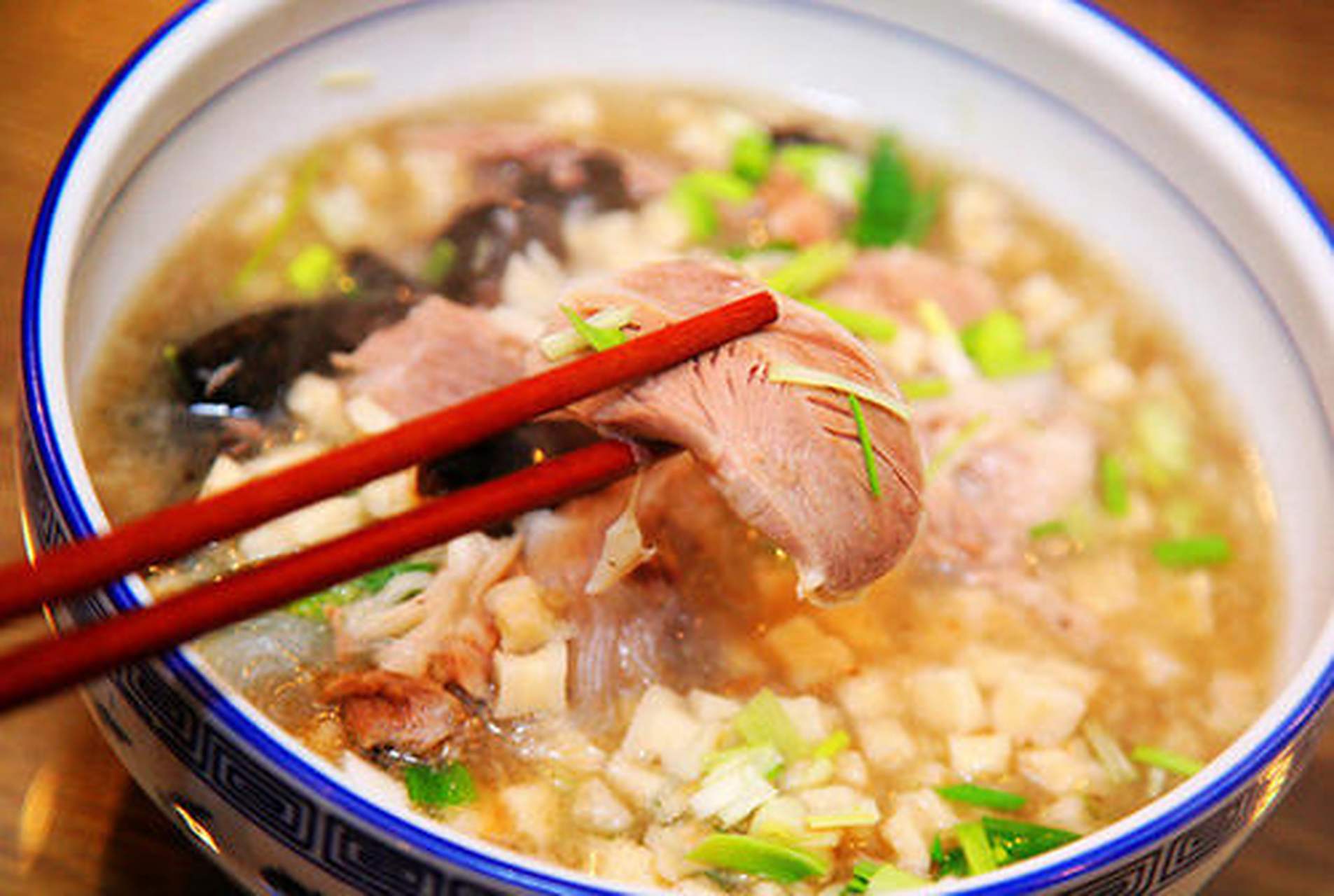 城市情报员# 羊肉泡馍:陕西风味美馔,尤以西安最享牛羊肉泡馍盛名