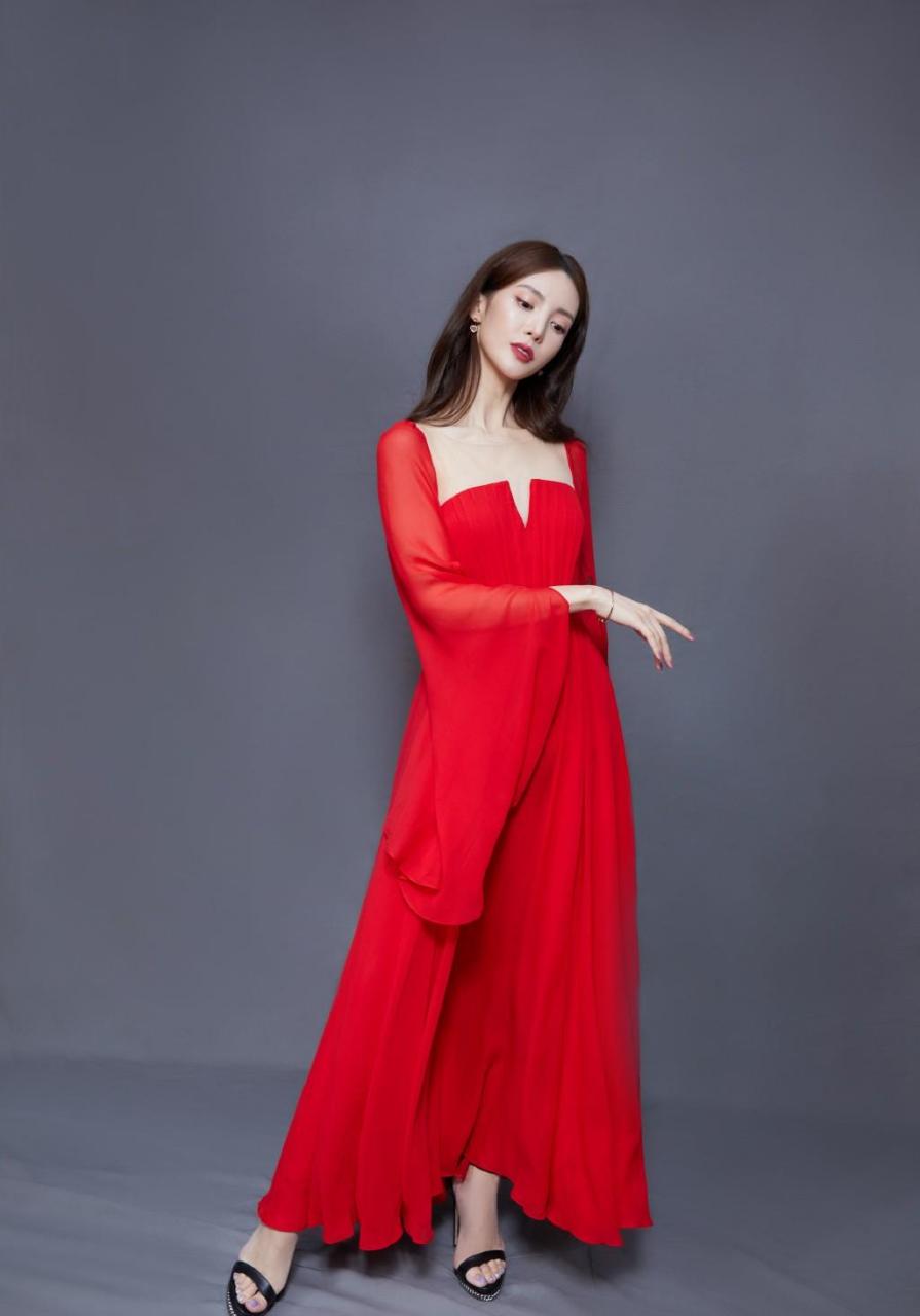 金晨 红色长裙 优雅写真
