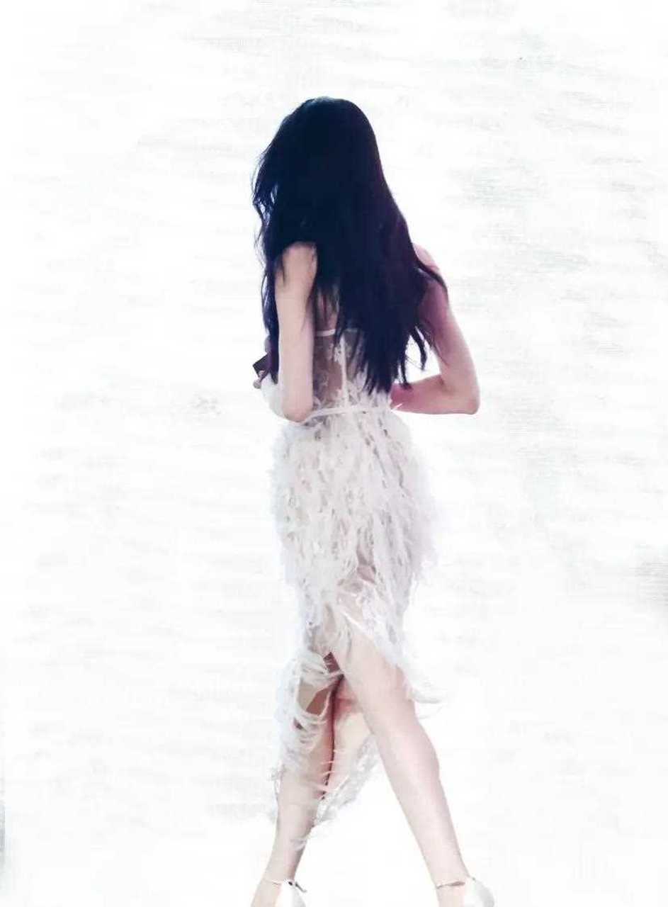 迪丽热巴 白色仙女羽毛裙,惊艳全场[女孩儿]