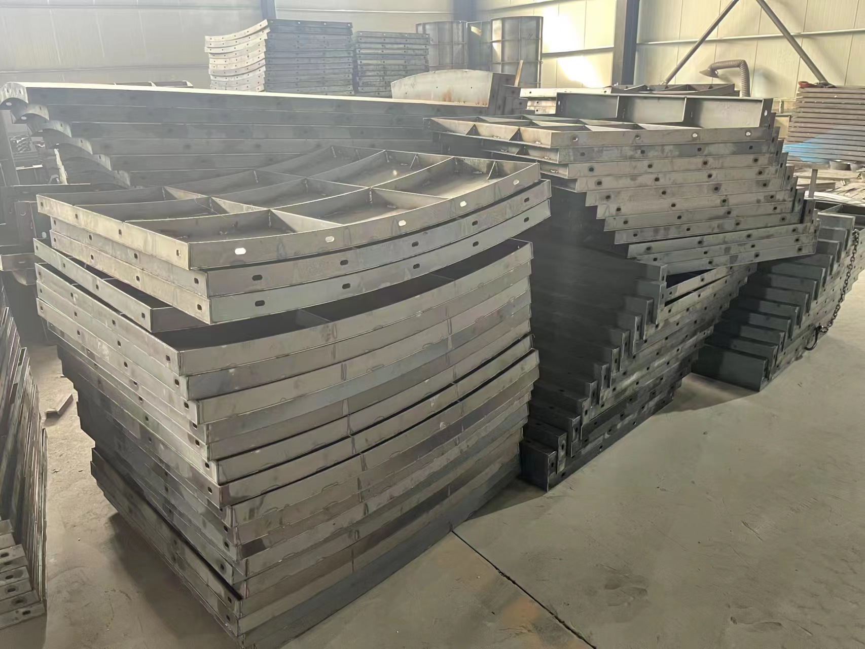 能底座钢模具,风力太阳能基础底座模具是根据当前对于不同地区使用