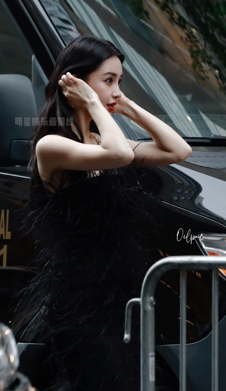 angelababy 黑色挂脖露腰长裙,时尚又冷艳,好美的鼻姐!