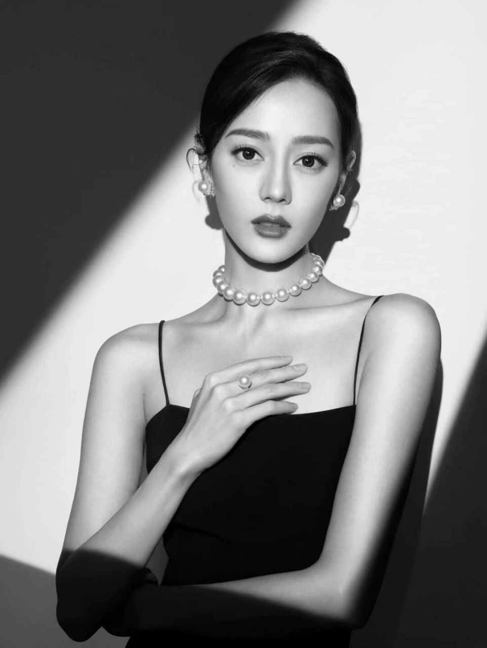 迪丽热巴戴全套硕大珍珠高珠 富贵花本花||| mikimoto释出了热巴的