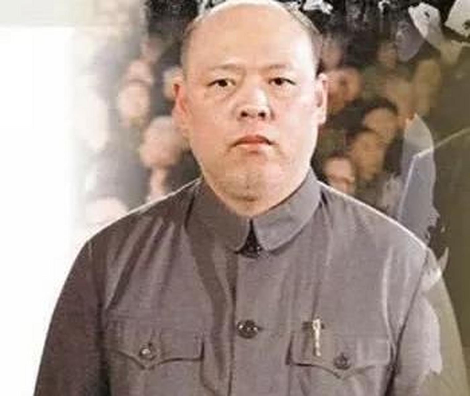 墓碑由黑竖白卧两色大理石组成,白色大理石为姚文元女儿女婿携外擞谮