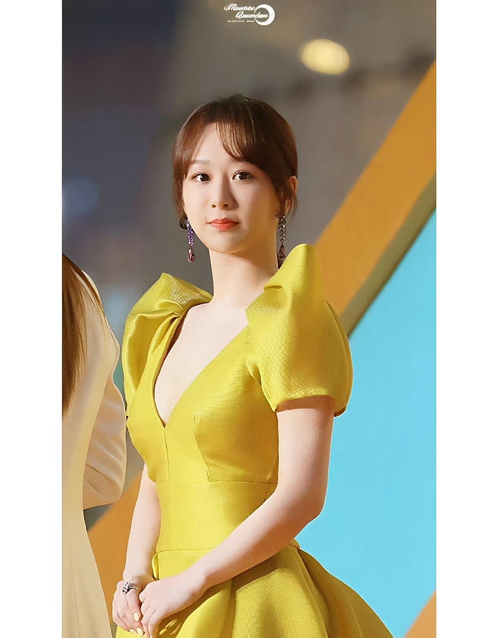 杨紫身着黄色v领连衣裙,愈发美丽,优雅,性感,女人味十足!您怎么看?