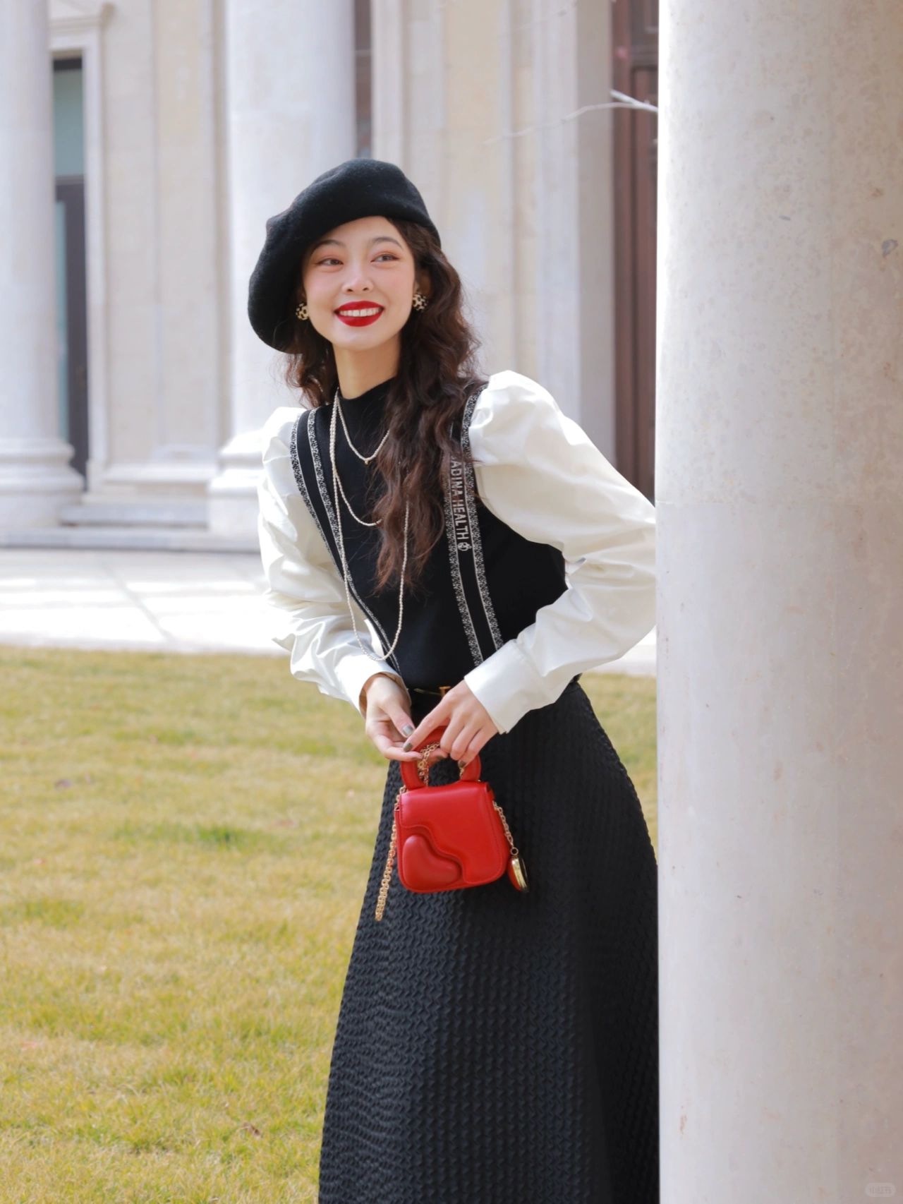 优雅气质的日常赫本风搭配 黑白经典搭配 针织与法式衬衫的拼接搭配