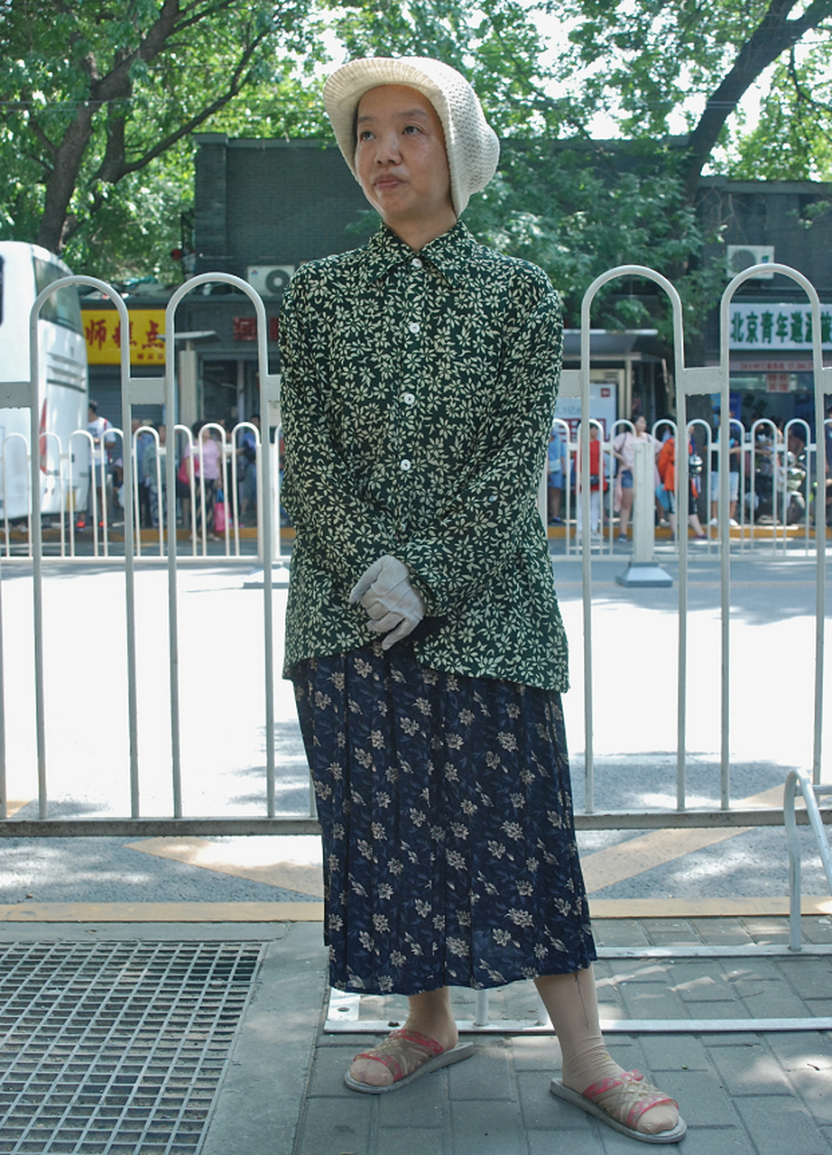 北京大妈真敢穿!6,70岁还穿红戴绿强行扮嫩,老奶奶秒变小姑娘