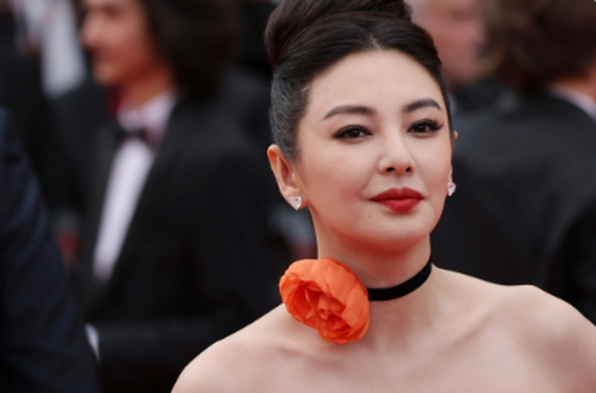 张雨绮在戛纳电影节的红毯上惊艳全场,她身穿华丽的礼服,搭配精致的