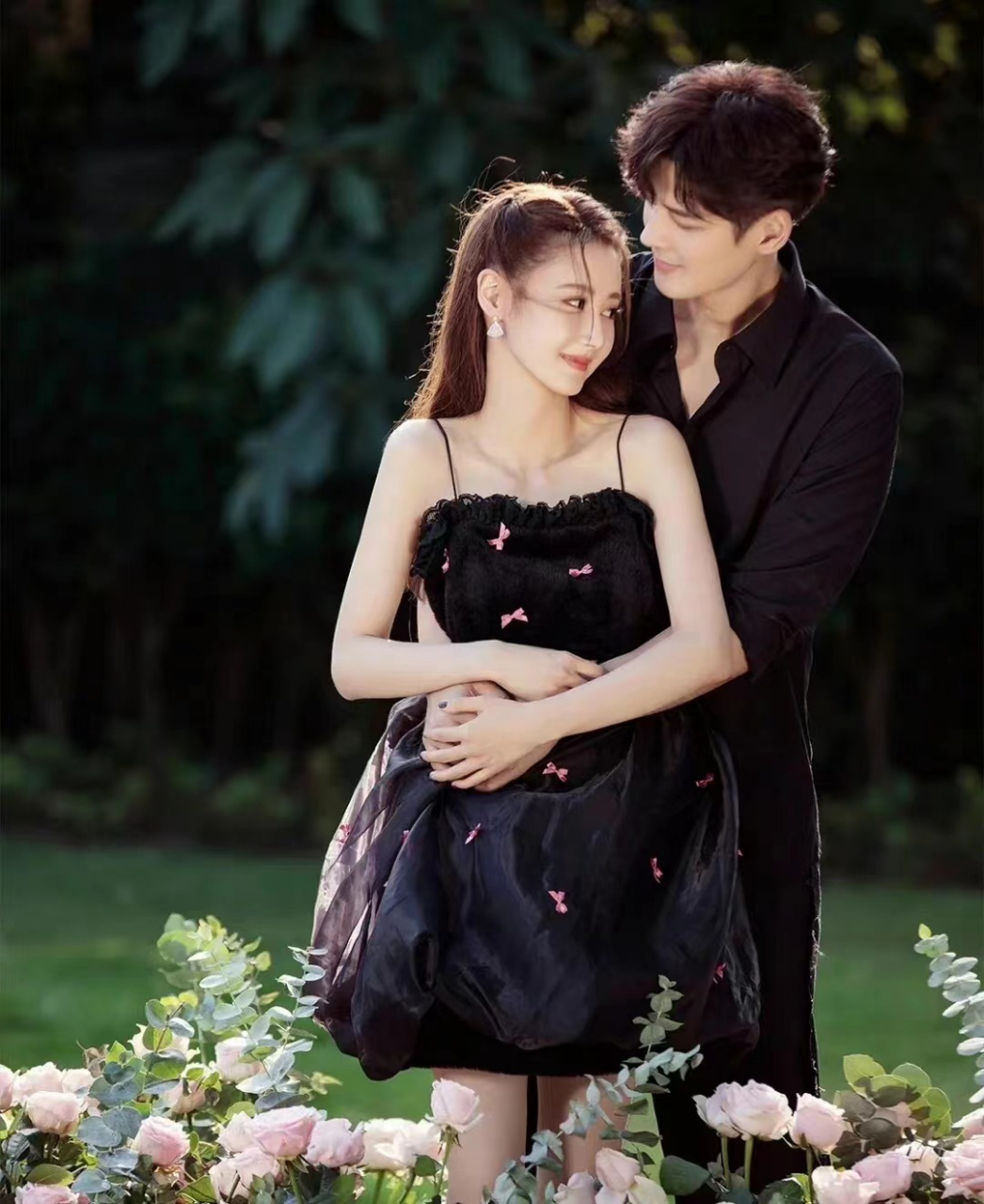 郭品超95后女友居然是熟悉的她!穿抹胸裙清丽可人,侧颜不输赵丽颖