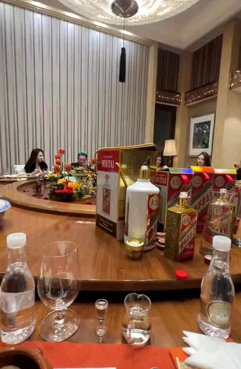 这一桌酒值什么车?[偷笑]