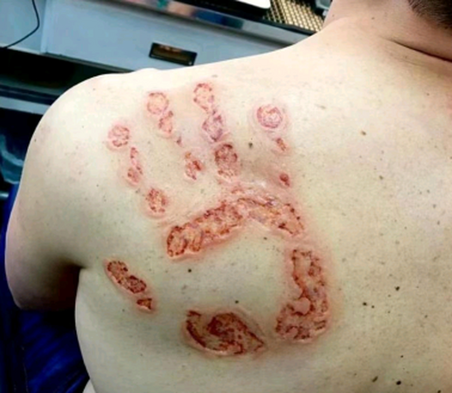 这个月没有业绩,老板拍了拍肩膀说让我好好干.