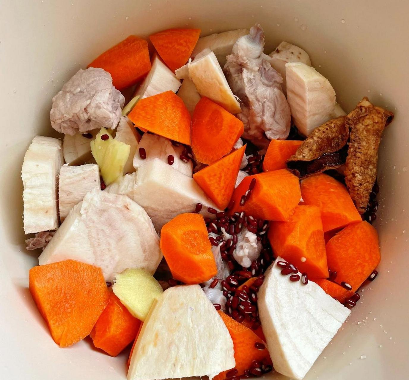 赤小豆粉葛猪骨汤? 材料?:猪骨,粉葛,赤小豆,胡萝卜,陈皮,姜片. 做法?