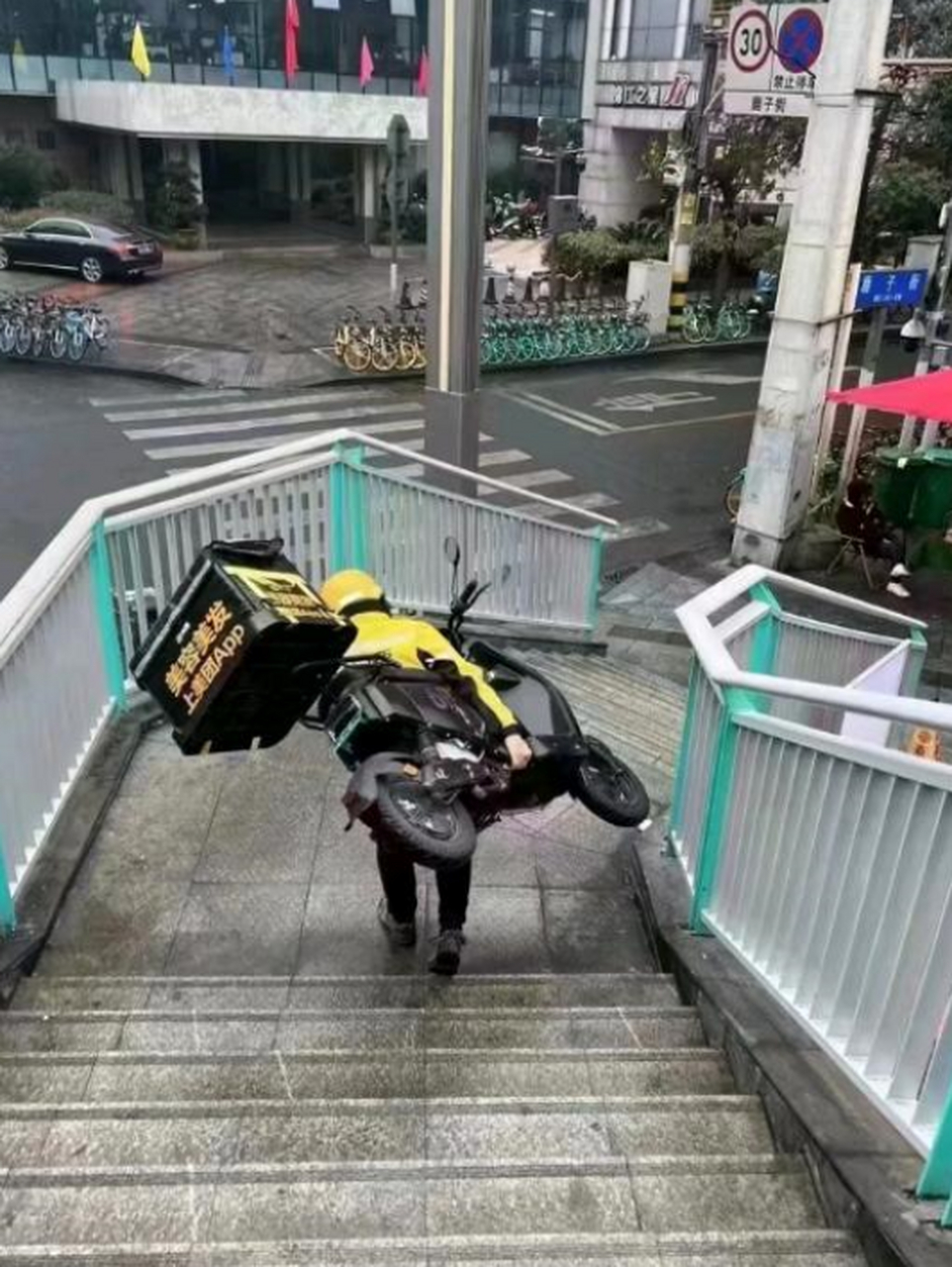 别催了,已经扛着车子跑了