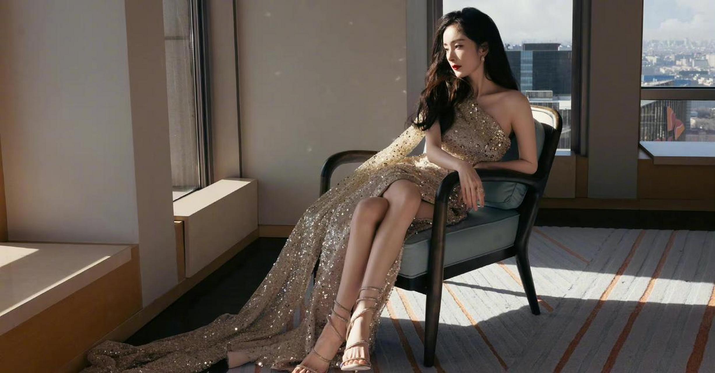 杨幂不止93大,腿还美